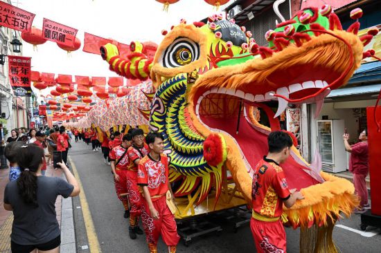 2月1日，由馬來西亞和中國的100多名青少年組成的舞龍隊在馬來西亞馬六甲市雞場街上共舞一條近200米的“長龍”。這是活動現(xiàn)場的“長龍”。新華社記者程一恒攝