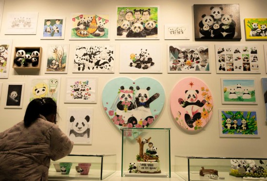 2月20日，一位小朋友在看“福寶”家族的創(chuàng)意作品。新華社記者姚琪琳攝