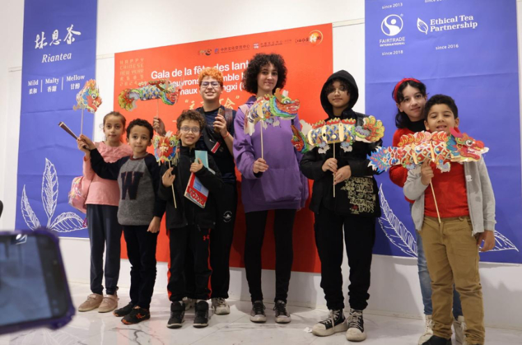 孩子們拿著元宵彩燈合影。拉巴特中國文化中心供圖
