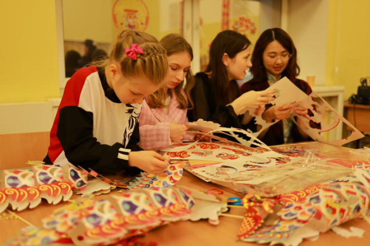 俄羅斯小朋友體驗(yàn)中國(guó)傳統(tǒng)手工藝。俄羅斯國(guó)立人文大學(xué)孔子學(xué)院供圖