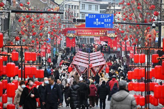 2024年2月18日，游客在2024年青島蘿卜·元宵·糖球會上消費、游玩。新華社記者李紫恒攝