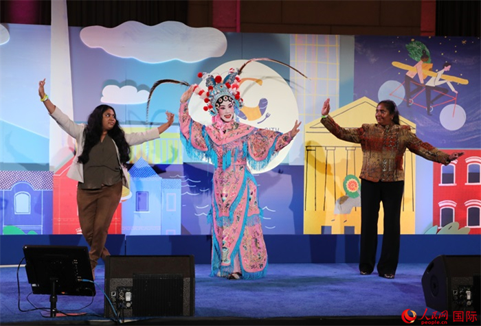 當?shù)厝A人京劇社團的青年演員現(xiàn)場表演京劇選段，并與現(xiàn)場觀眾近距離互動。人民網(wǎng)記者 李志偉攝