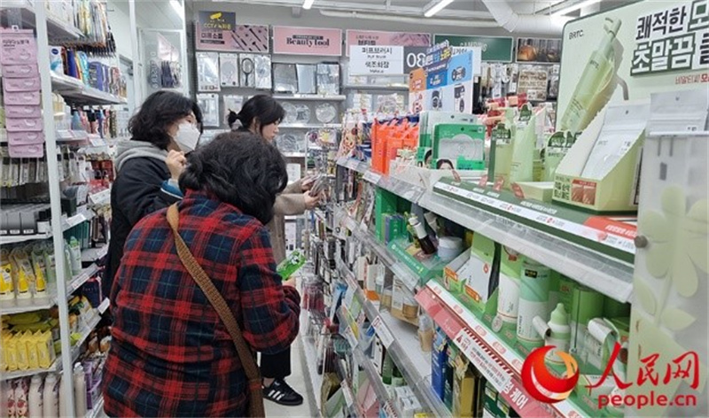 韓國民眾在認(rèn)真挑選低價化妝品。人民網(wǎng) 李帆攝