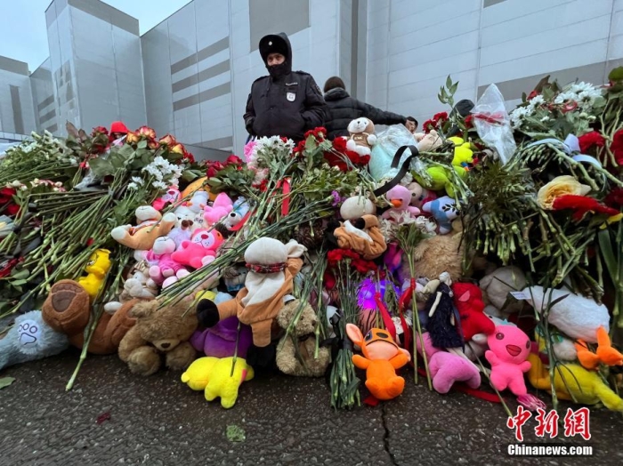 當?shù)貢r間3月24日，俄羅斯全國哀悼日，悼念22日發(fā)生在莫斯科州克拉斯諾戈爾斯克市“克羅庫斯城”音樂廳恐怖襲擊事件中的遇難者。此次恐襲已導致137人遇難，150多人受傷。圖為民眾在恐襲事件現(xiàn)場附近敬獻的鮮花和毛絨玩具。<a target='_blank' href='/'><p  align=