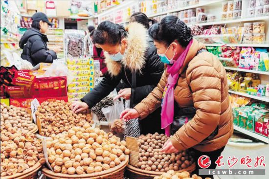 　　在長沙南門口菜市場附近的一家炒貨店內(nèi)，市民正在選購年貨?！　￠L沙晚報全媒體記者 范宏歡 攝