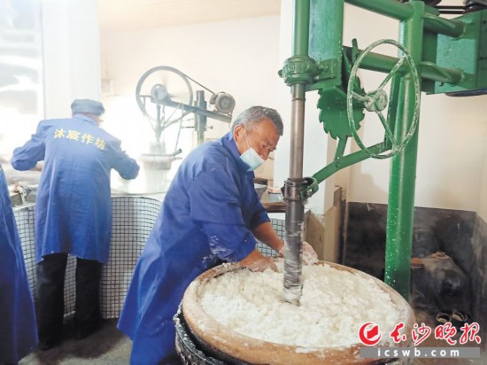 　　作坊里工人正在進(jìn)行粉絲生產(chǎn)。受訪者供圖