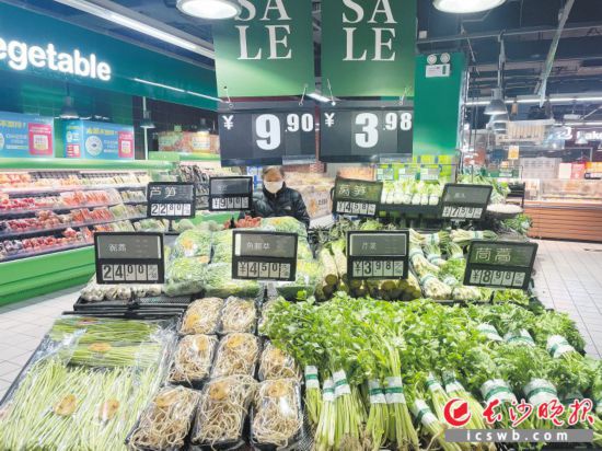 　　家樂(lè)福芙蓉廣場(chǎng)店，市民在選購(gòu)春菜。