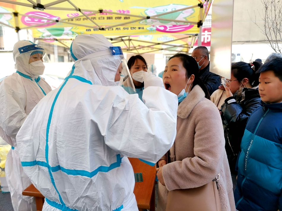 連云港贛榆區(qū)抽調(diào)近500名醫(yī)務(wù)人員開展核酸檢測。朱代桂攝