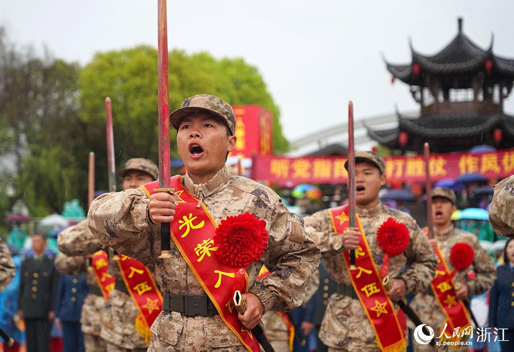 3月22日，新兵們高喊誓言、莊嚴(yán)亮劍。人民網(wǎng) 章勇濤攝