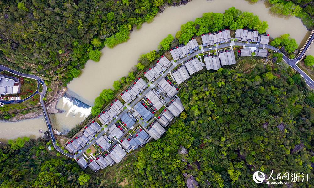 紹興市新昌縣東茗鄉(xiāng)下巖貝村風(fēng)光秀麗，引來酒店入駐。人民網(wǎng) 章勇濤攝