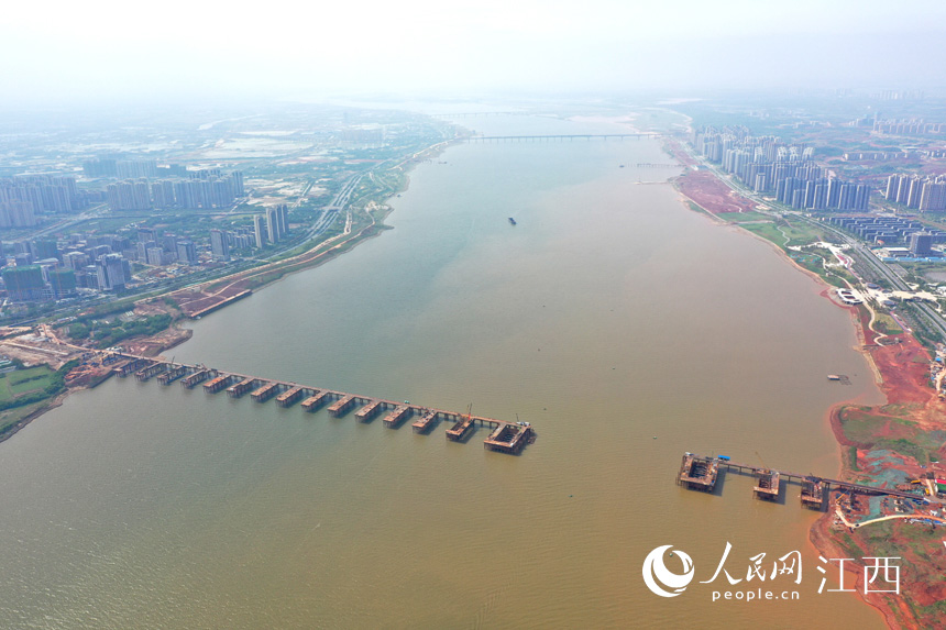 航拍九龍湖過江大橋，該橋是南昌第七座跨贛江通道。 人民網(wǎng) 時(shí)雨攝