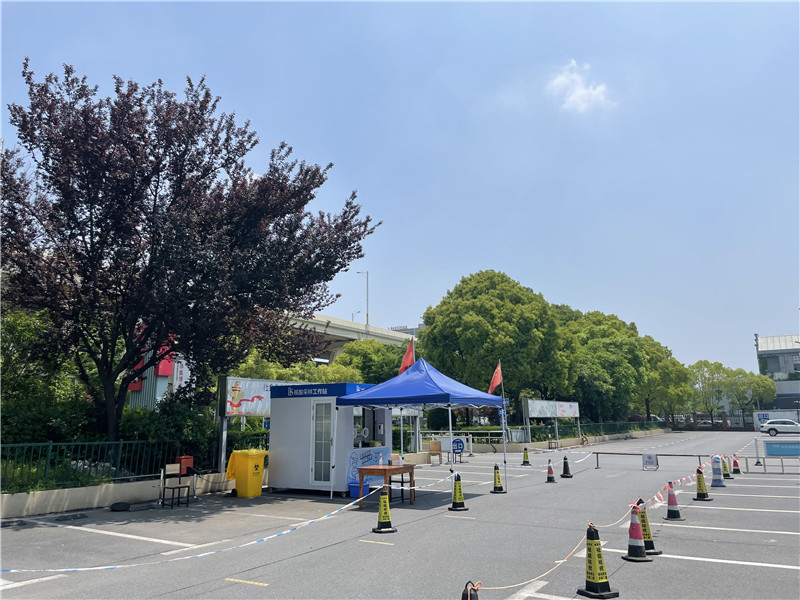 常態(tài)化“核酸采樣工作站”亮相上海街頭。龔昱攝