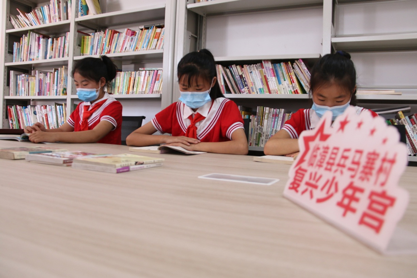 河北省臨漳縣柏鶴集鄉(xiāng)兵馬寨村復(fù)興少年宮，孩子們在閱覽室讀書。 申志好攝