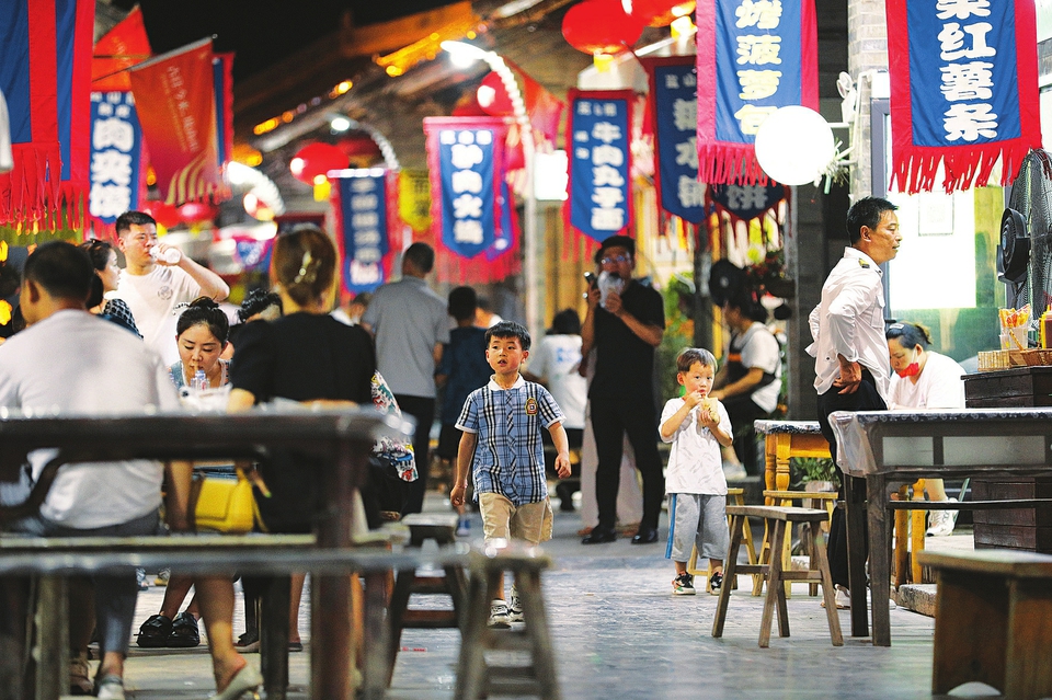  6月17日晚，游客在運(yùn)城市鹽湖區(qū)嵐山根運(yùn)城印象景區(qū)內(nèi)游玩。連日來，運(yùn)城市通過發(fā)放消費券，培育夜購、夜味、夜宿、夜玩、夜賞的消費形態(tài)，迅速推動消費企穩(wěn)回暖，為經(jīng)濟(jì)發(fā)展注入強(qiáng)勁動力。 金玉敏攝