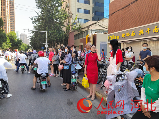 石家莊外國(guó)語(yǔ)學(xué)?？键c(diǎn)外送考的家長(zhǎng)。人民網(wǎng) 祝龍超攝