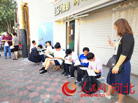 臨進(jìn)考場(chǎng)，考生抓緊時(shí)間再?gòu)?fù)習(xí)一下。人民網(wǎng) 祝龍超攝
