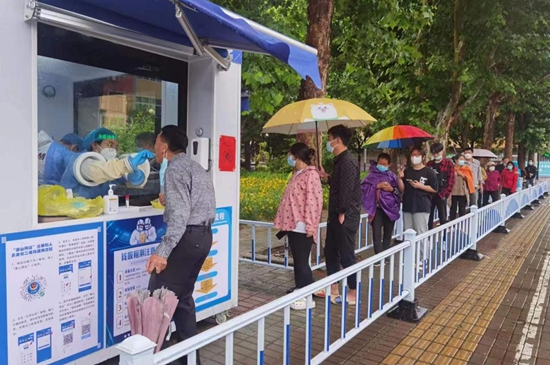 核酸采樣志愿者們上崗。孫金梅攝