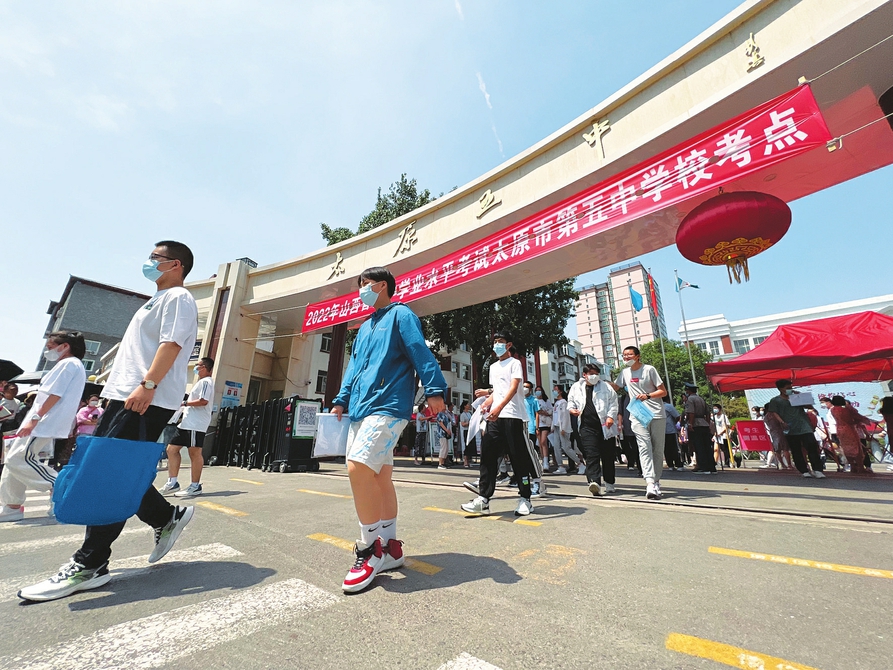 六月二十日，中考太原五中考點，完成首門考試的考生滿懷信心走出考場。記者李兆民攝