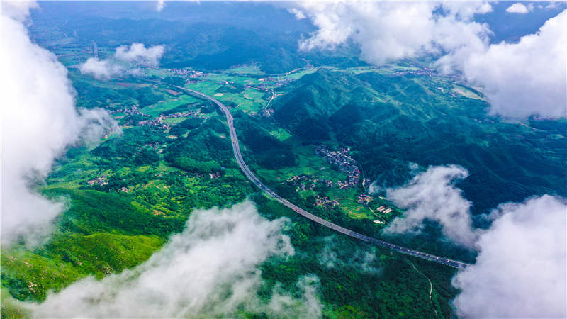 湖南省常寧市廟前鎮(zhèn)泉井村，云霧繚繞，青山蒼翠，公路蜿蜒，秀美如畫。周秀魚春攝