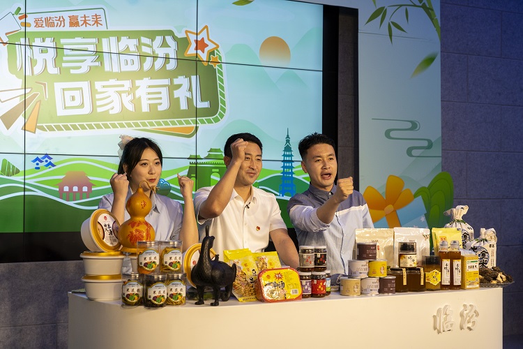 6月3日下午，在臨汾原產(chǎn)地商品體驗(yàn)店，曲沃縣副縣長(zhǎng)樊奇選對(duì)當(dāng)?shù)氐霓r(nóng)特產(chǎn)品、旅游景點(diǎn)進(jìn)行了推介代言。鄭遠(yuǎn)飛攝