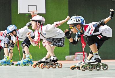6月23日，邯鄲市邯山區(qū)實驗小學(xué)的學(xué)生在練習(xí)輪滑。 當(dāng)日是國際奧林匹克日，該小學(xué)開展了“我運(yùn)動、我健康、我快樂”為主題的體育活動，通過足球、籃球、武術(shù)、輪滑、擊劍等運(yùn)動，讓學(xué)生們享受運(yùn)動健身的快樂，感受運(yùn)動的魅力。 河北日報通訊員 郝群英攝