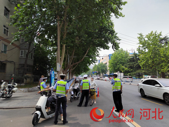石家莊交警在查處非機動車違章。人民網祝龍超攝