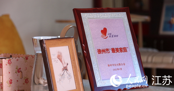 王繼蓮家庭獲得的部分榮譽。人民網(wǎng) 冷金明攝