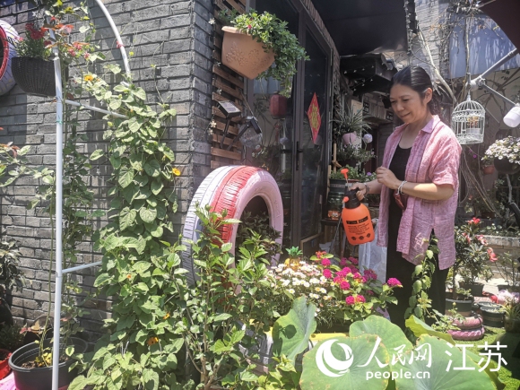 原在上海工作的袁荔退休后重回?fù)P州古城生活。 人民網(wǎng) 張玉峰攝