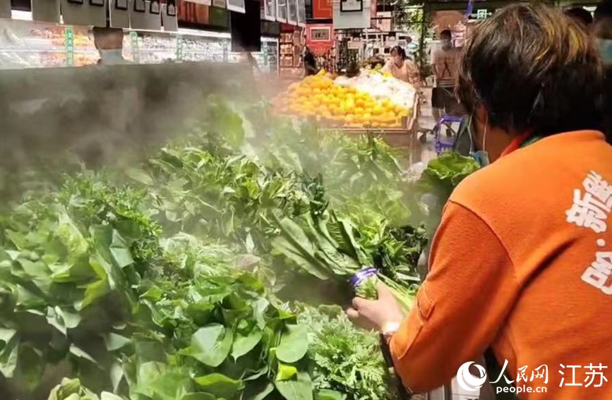 在大潤發(fā)長江北路店里，果蔬、肉蛋等生活必需品種類齊全，供應(yīng)充足，市民正有序選購。無錫市委網(wǎng)信辦供圖