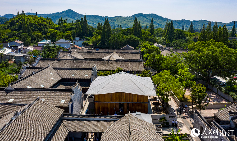 7月23日，空中俯瞰位于寧波市江北區(qū)慈城鎮(zhèn)的抱珠樓。人民網(wǎng) 章勇濤攝