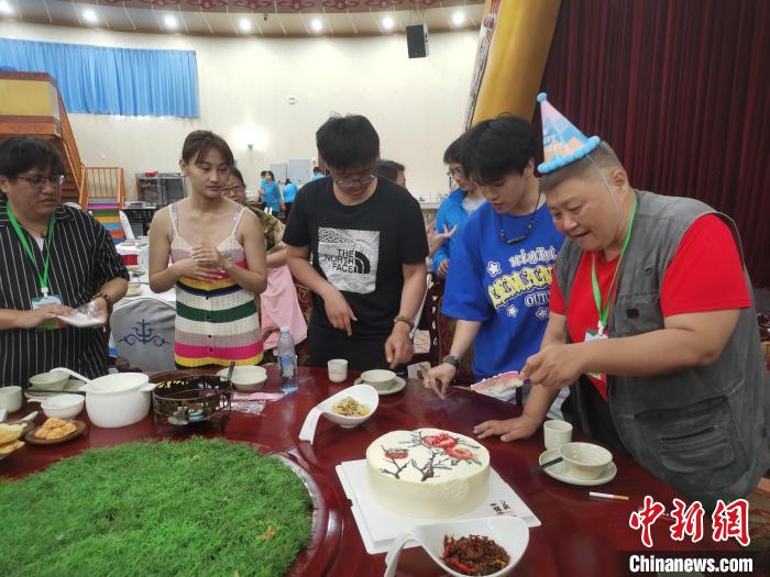 圖為內(nèi)蒙古臺(tái)辦為臺(tái)胞過生日?！±類燮?攝