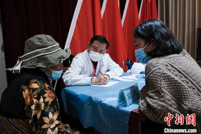 北京大學(xué)第一醫(yī)院教授、主任醫(yī)師霍勇在義診現(xiàn)場(chǎng)接診?！〗w波 攝