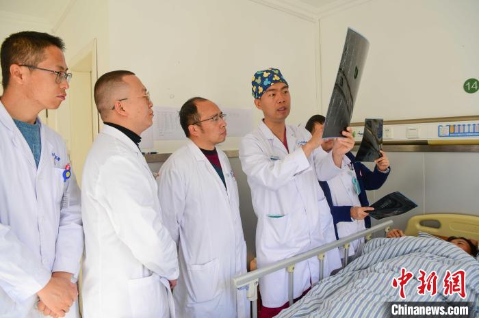 圖為醫(yī)療援藏專家何蔚(站右二)與馮敬云(左二)、廖濤(左三)等人討論患者病情。(資料圖) 貢嘎來松 攝
