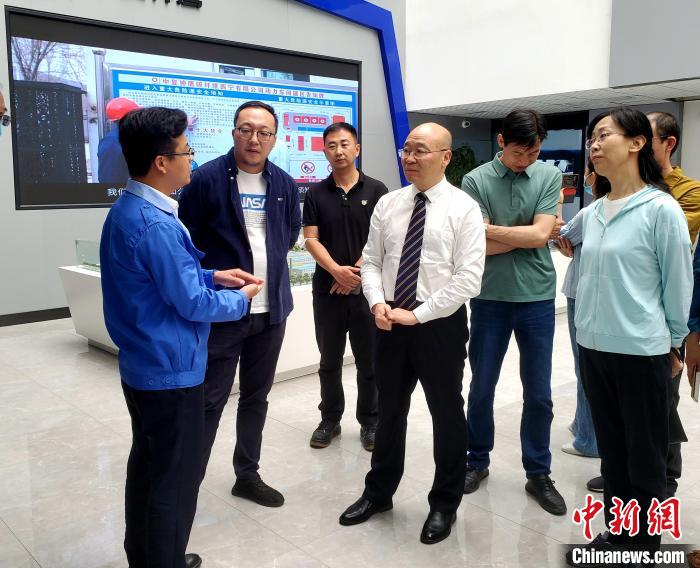 圖為全國政協(xié)委員、農(nóng)工黨青海省委主委王昆(中)在企業(yè)調(diào)研?！」鶟M福 供圖