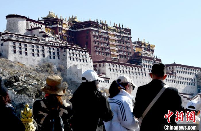 4月17日，游客在拉薩布達(dá)拉宮觀景臺(tái)拍照留念。　李林 攝