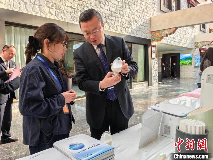 圖為簽約企業(yè)現(xiàn)場推介自己的產(chǎn)品。　趙延 攝