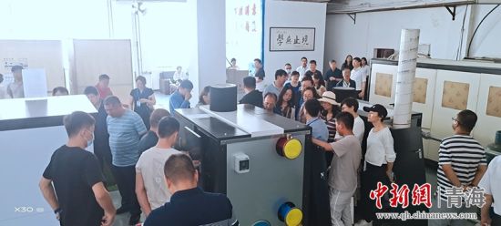 圖為行業(yè)內(nèi)人員進行項目參觀。 活動主辦方供圖
