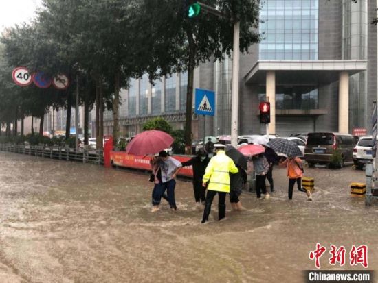 8月28日，青海省東部出現(xiàn)強(qiáng)降水天氣過程，其中西寧地區(qū)出現(xiàn)入汛以來雨量最大、強(qiáng)度最大的強(qiáng)降水過程。西寧交警供圖