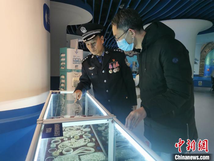 圖為森林警察為游客講解查獲這些象牙制品過程中發(fā)生的真實(shí)故事。　文思睿 攝