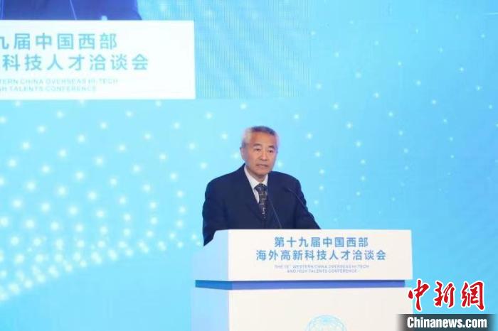 全國政協(xié)副主席、九三學(xué)社中央常務(wù)副主席邵鴻出席論壇并致辭。　四川省委統(tǒng)戰(zhàn)部供圖