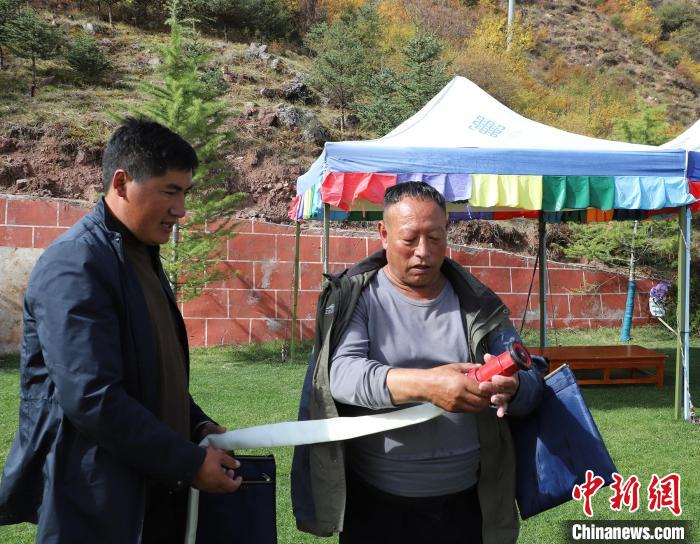 圖為護(hù)林員操作體驗(yàn)滅火裝備。　昌都市森林消防支隊(duì) 供圖