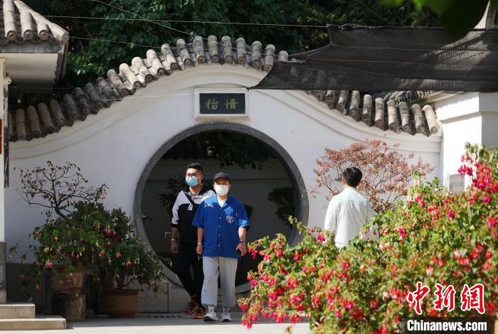 圖為市民在西寧園林植物園內(nèi)觀花賞景?！●R銘言 攝