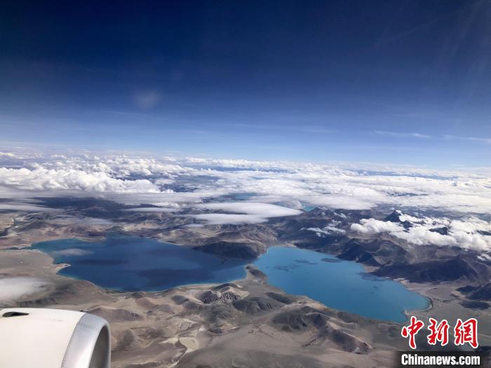 西藏阿里到拉薩航班途經(jīng)的高原湖泊。　<a target='_blank' href='/'><p  align=
