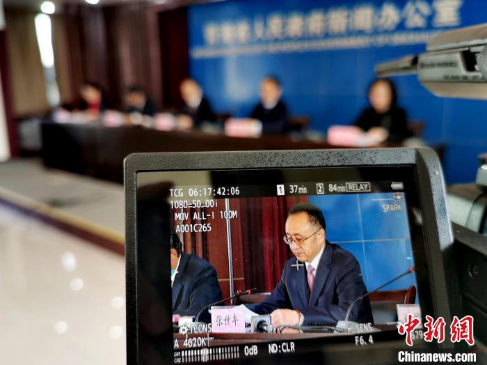 圖為青海省水利廳廳長張世豐參加新聞發(fā)布會?！?zhí)砀?攝