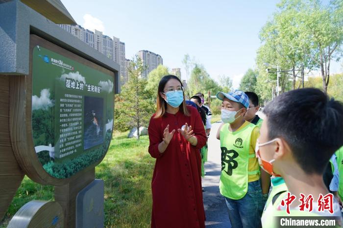 圖為小朋友在青海西寧湟水國家濕地公園內(nèi)學(xué)習(xí)濕地知識(shí)?！●R銘言 攝