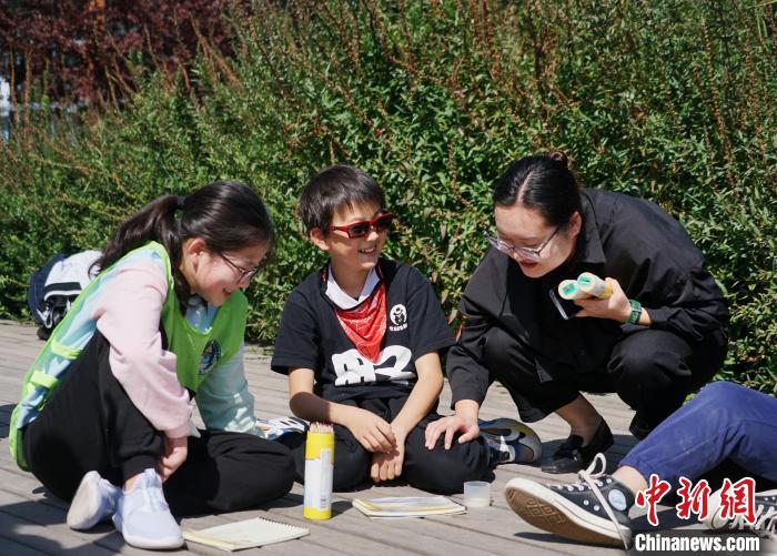 圖為小朋友在青海西寧湟水國家濕地公園內(nèi)認(rèn)識(shí)植物并進(jìn)行繪畫?！●R銘言 攝