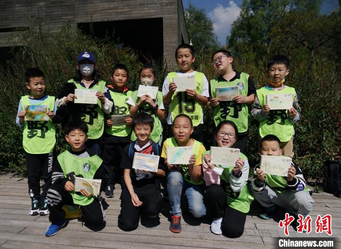 圖為小朋友展示學(xué)習(xí)成果?！●R銘言 攝