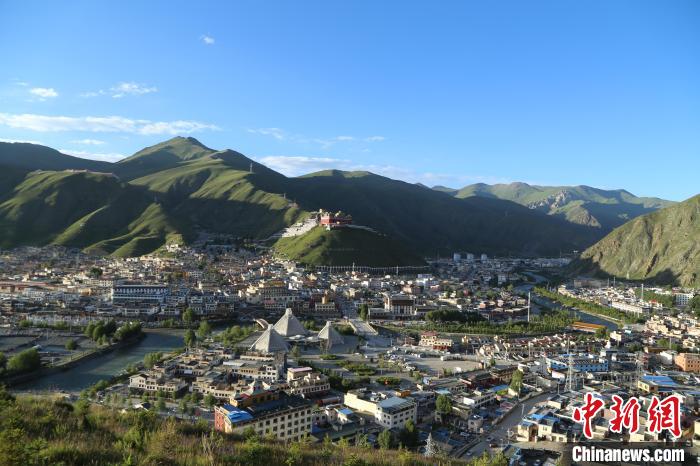 圖為航拍玉樹市?！∮駱涫形麄鞑抗﹫D