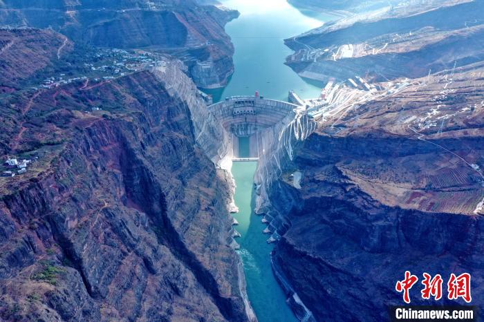 圖為白鶴灘水電站大壩全景圖?！∷娝木止﹫D
