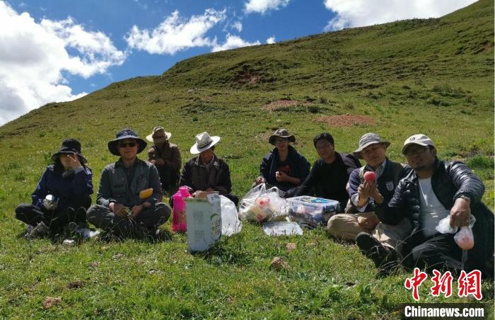 科研團(tuán)隊(duì)在熱魯盆地工作合影?！≈锌圃呵嗖馗咴?供圖